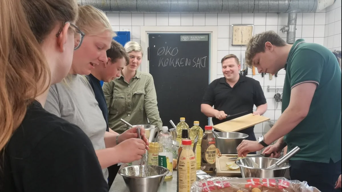 - I vores madlaboratorium giver vi tid og rum til at undres og afprøve nye muligheder med kyndig sparring fra vores kokke og nogle af kongerigets dygtigste specialister. Vi vender og drejer enhver udfordring og sætter et hold, hvor kompetencer matcher udfordring til perfektion. Når man blander viden og passion, så sker der noget, siger bestyrelsesmedlem i Halkær Kro og Madkulturhus Hardy Jensen. Pressefoto
