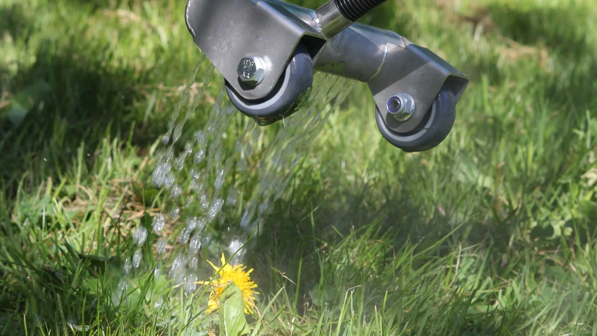 Stamas Weedkiller sprøjter mere end 100 grader varmt vand på ukrudtet. 