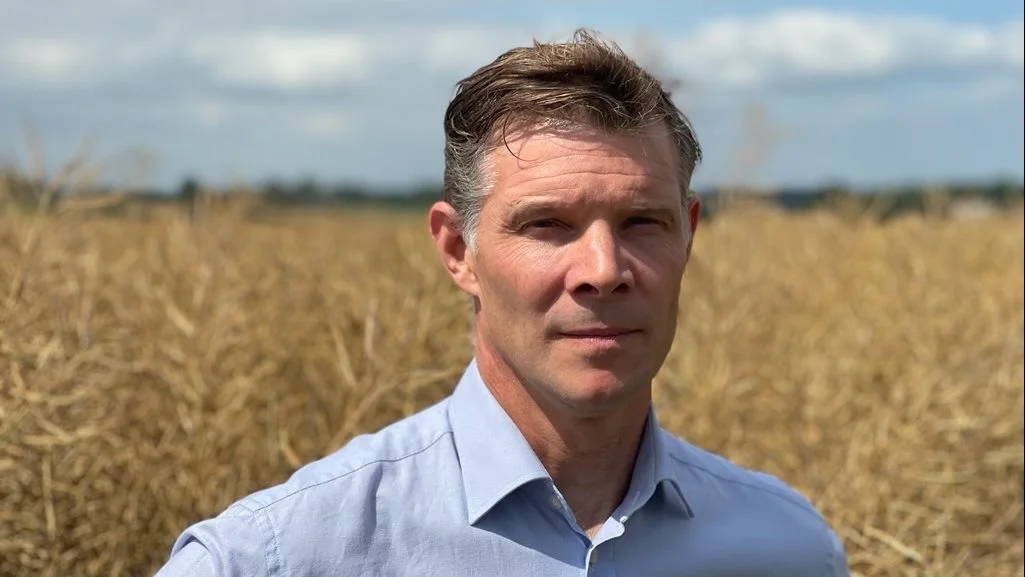 Bæredygtigt Landbrug holder tre sommermøder i uge 22, hvor foreningens formand, den sjællandske svineproducent Peter Kiær, står for en kort velkomst og indledning.