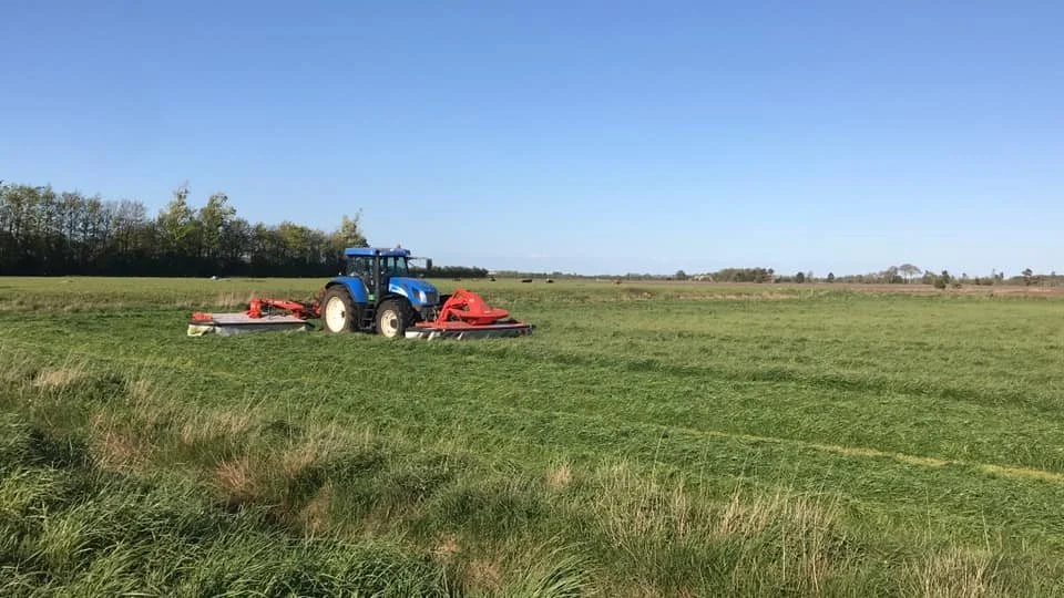 Fart, kapacitet og kvalitet følges ad, når Tommy Lykou er i marken med sin 10 meter KUHN FC 10030 D skårlægger. Foto: Tommy Lykou