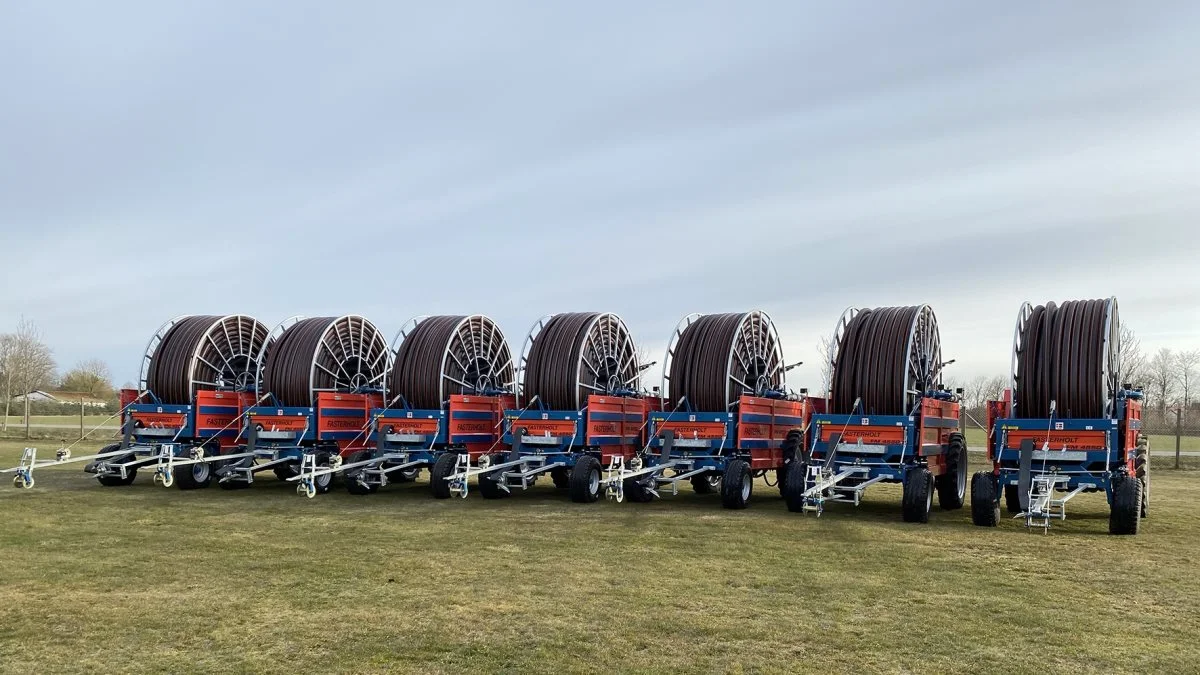 CN Maskinfabrik står for levering af syv Fasterholt FM 4550 vandingsmaskiner til Gram Slots store økologiske landbrugsbedrift.

