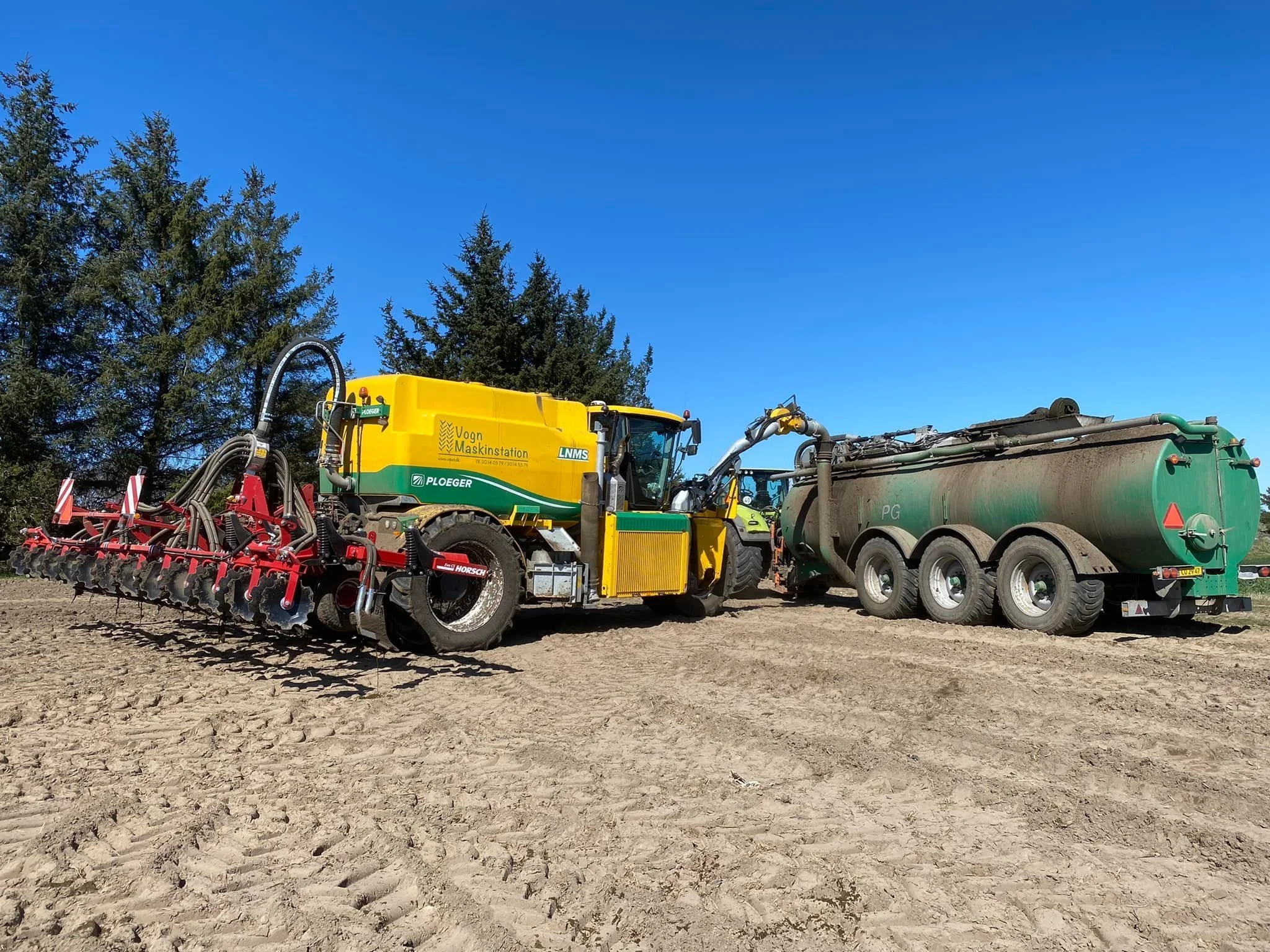 Den "lille" Ploeger AT4103 har rundet 1.000 timer i foråret. Blandt andet med Horsch Focus Evo CS-nedfælderen til placering af gylle til majs. Foto: Arne Gejl