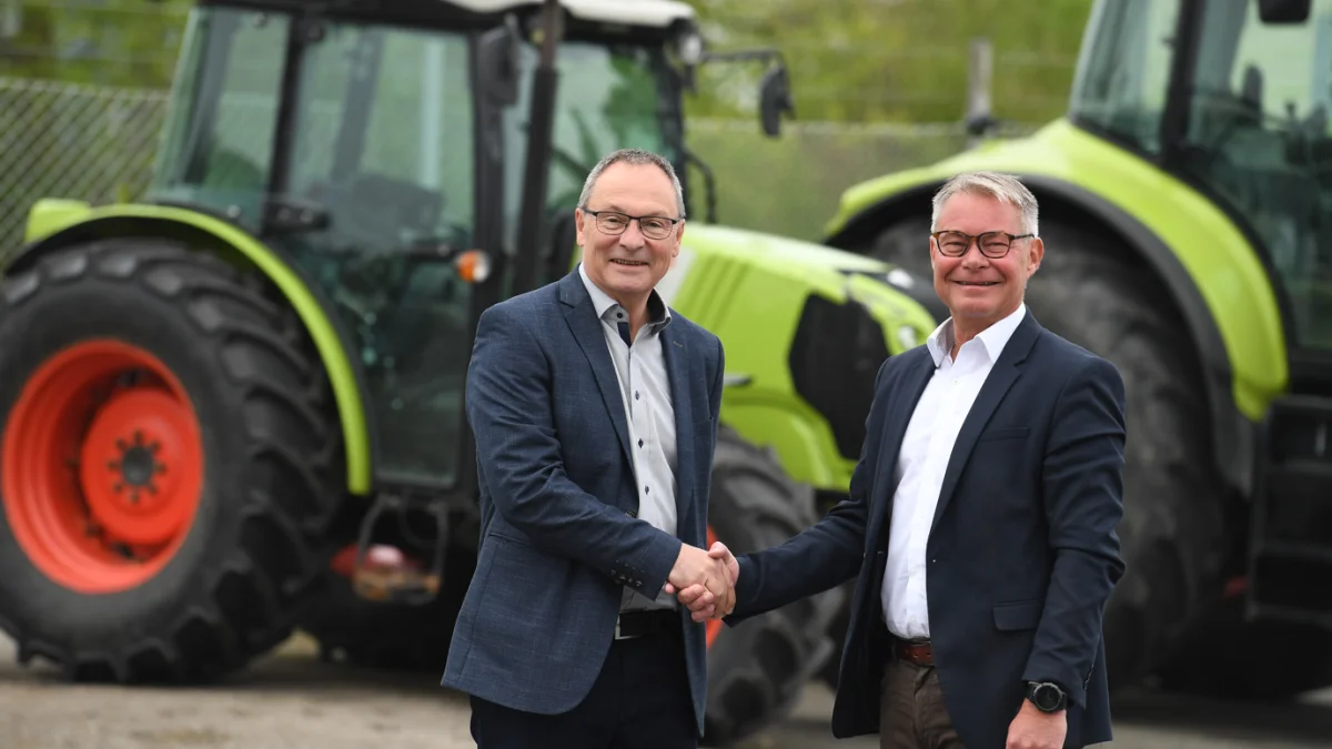 Danish Agro Machinery og dermed Claas-, Bednar-, Agrifac-, Spearhead- og Fliegl-maskinerne kommer til Agromek i november måned i år. På billedet ses formanden for Agromeks udstillingskomité, administrerende direktør Sten Andersen (tv.), Dan Egtved A/S, sammen med administrerende direktør Michael Husfeldt, Danish Agro Machinery A/S.