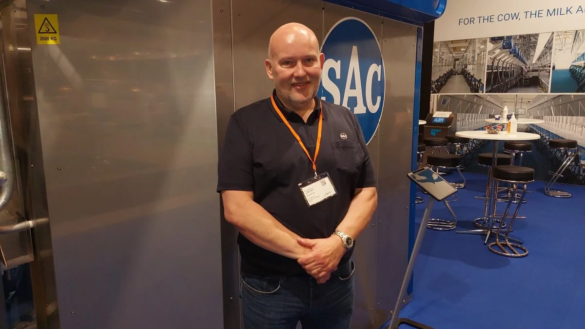 Salgsdirektør hos SAC, Claus Brinks, er glad for at præsentere den nye SAC Gemini-malkerobot i forbindelse med NutriFair-messen i Fredericia. Fotos: John Ankersen