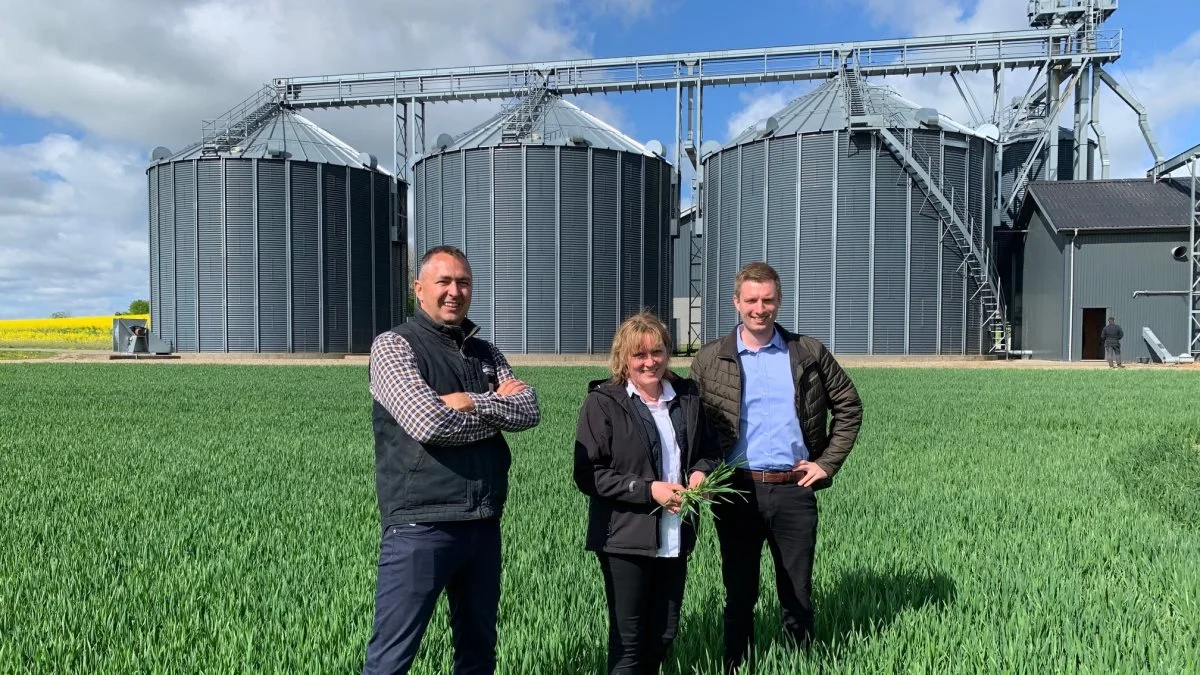 Godsejer Poul Jakob Bønløkke (tv.), Vibeke Fabricius fra Nordic Seed og Niels Jørgen Jakobsen fra Danish Agro foran tørrings- og opbevaringsfaciliteterne, der lige nu er under klargøring til den kommende høst på Lyngbygård. 