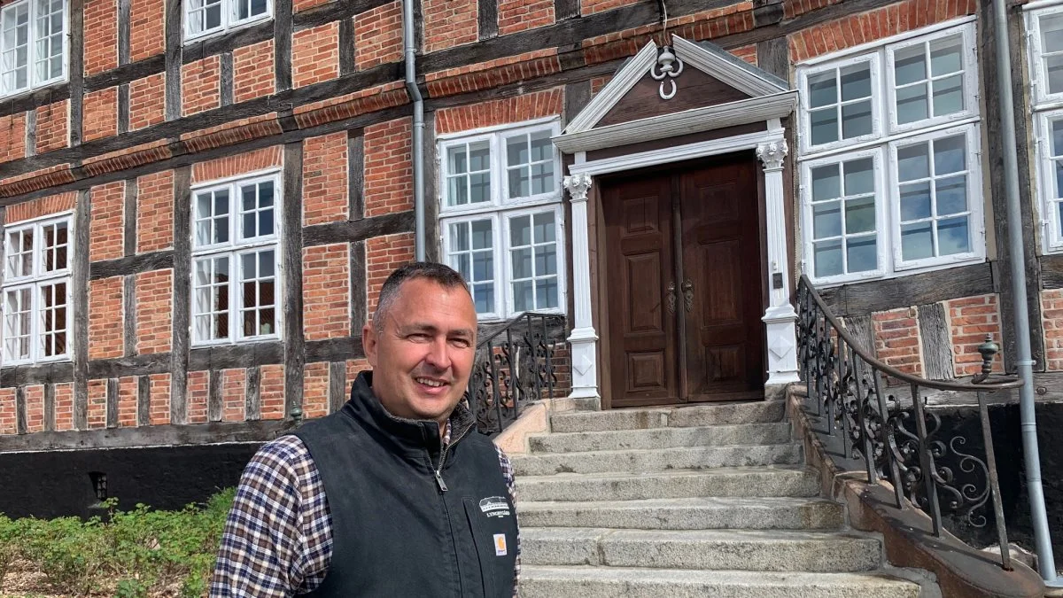 - Der er en stor bygningsmasse her på stedet, og hertil kommer arbejde i skoven uden for marksæsonen, så der er altid noget at se til, siger Poul Jakob Bønløkke, der selv engagerer sig i det organisatoriske arbejde inden for landbruget.