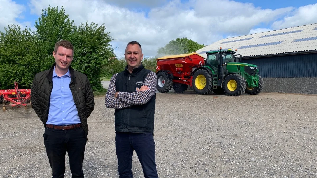 Gødningen er bragt ud og maskineriet gøres rent. - I år er en ny spreder med præcisionsudstyr taget i brug, fortæller Poul Jakob Bønløkke (th.), her sammen med Niels Jørgen Jakobsen, Danish Agro.