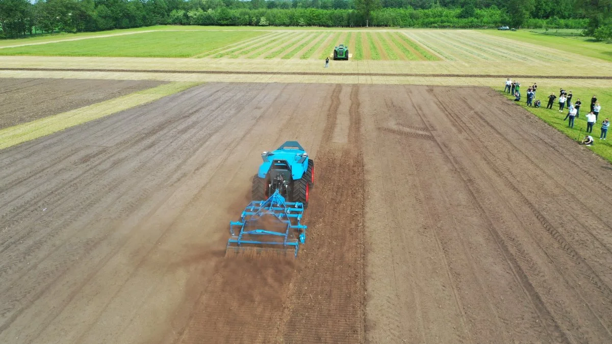 Billedet viser et kig ind i fremtiden. I dag præsenterede Krone og Lemken deres nye Combined Powers-drivenhed – en autonom robottraktor. Drivenheden har kørt i test i et par år og blev vist frem på en stor demonstrationsmark. Den forventes at være klar til kommercielt salg i løbet af to til tre år. Dronefoto og video: Per Jørgensen
