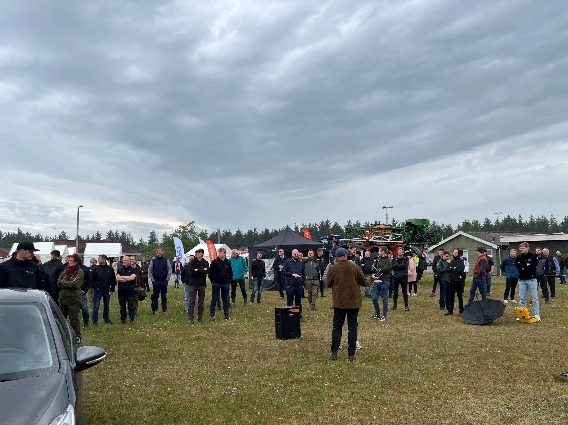 Cirka 120 deltog og hørte blandt andet Thomas Nitschke fra Teknologisk Institut fortælle om, hvilke opgaver droner kan løse for landbruget allerede i dag. Foto: Kasper Stougård