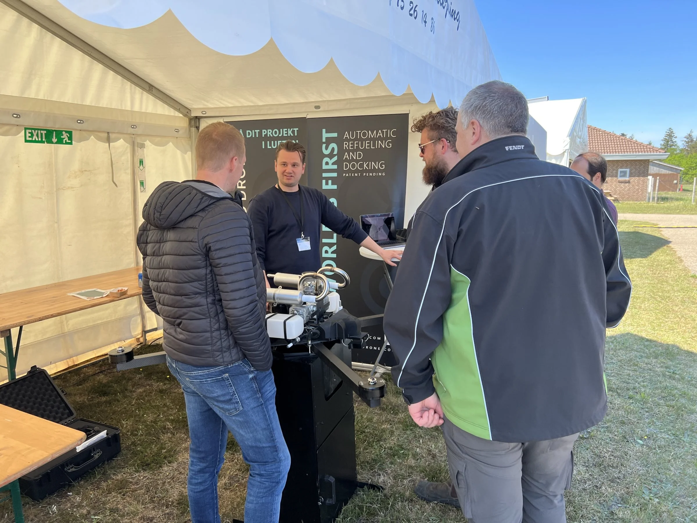 Andreas Siggard (nummer to fra venstre) gennemgår Hecto Drone, som drives af en 5 kW benzin-generator og kan flyve i op til 10 timer på en tankfuld blyfri benzin. 