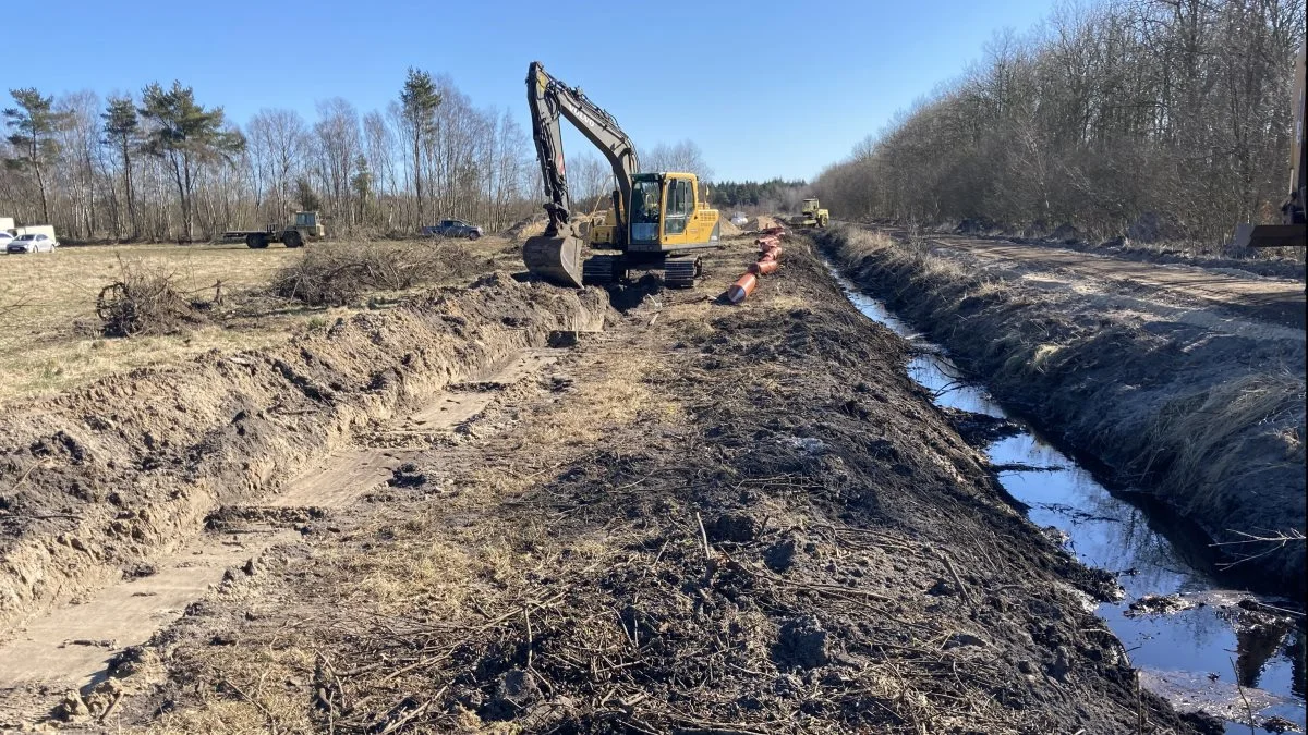 De sidste skovlfulde jord i et stort naturgenopretningsprojekt i Hals Mose er blevet flyttet. Foto: Aalborg Kommune 