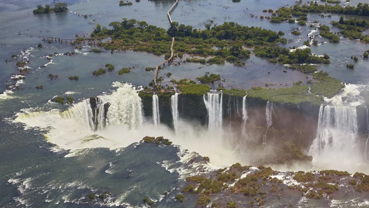 Et kig ned i Djævlens Gab indgår i rejsen til Argentina/Brasilien. Det er ved Iguacu vandfaldene på grænsen mellem de to sydamerikanske lande. Foto: Niels Damsgaard Hansen