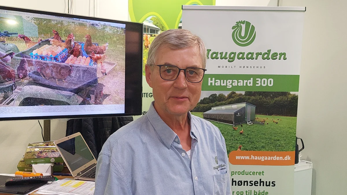 Flemming Haugaard er glad for den succes der er for de mobile hønsehuse som han producerer og sælger i sin virksomhed Haugaarden ApS i sønderjyske Bolderslev. Forleden var han blandt udstillerne på NutriFair-messen i Fredericia. I denne uge går turen til dyrskuet i Aabenraa. Foto: John Ankersen
