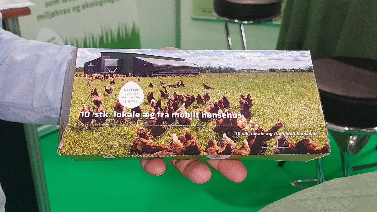 Seneste tiltag fra Haugaarden er lanceringen af denne flotte æggebakke, som de kunder, der producerer æg i et af Haugaardens mobile hønsehuse, kan få leveret og præsentere deres æg i. Foto: John Ankersen