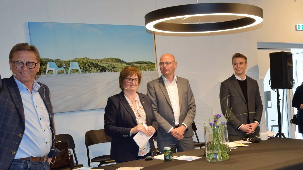 Folkemødet bød på to debat-cafeer. Ved den ene var det et debat-panel bestående af fra venstre: Asger Christensen, medlem af Europa-Parlamentet for partiet Venstre, Anni Matthiesen, medlem af folketinget for partiet Venstre, Flemming Nør-Pedersen, direktør Landbrug & Fødevarer, og Niels Skovgaard, formand for LandboUngdom.