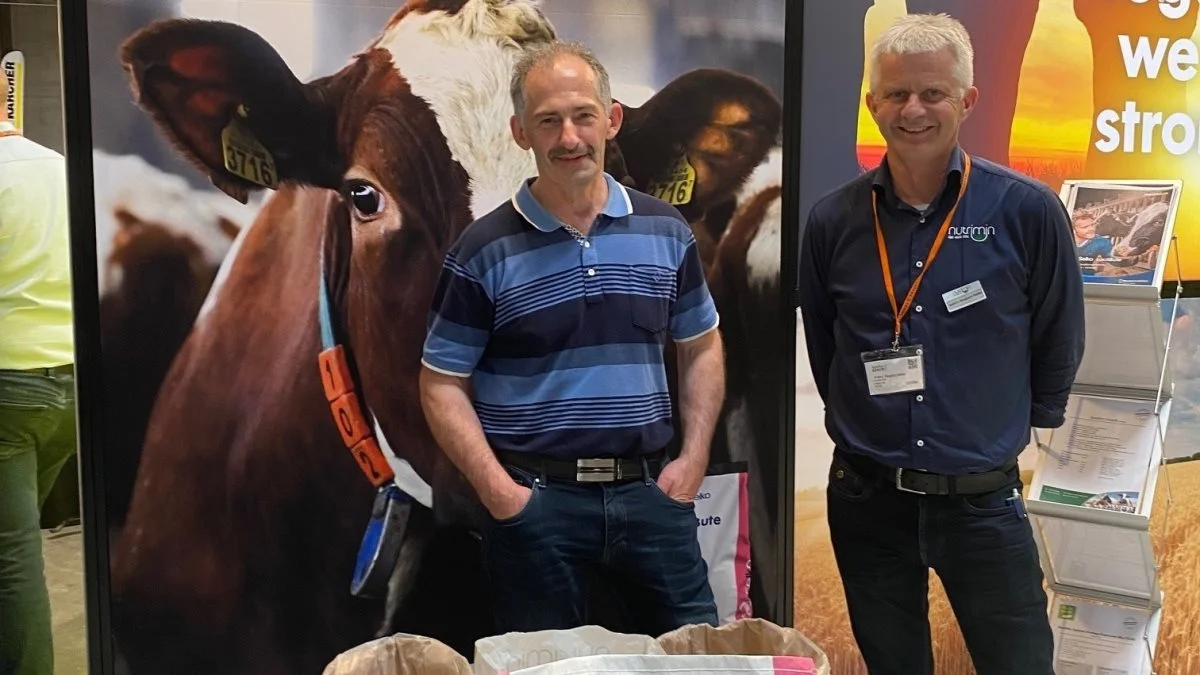 Mælkeproducent, Frank Bundgaard Bjørn fra Hobro (tv.) og faglig chef i kvæg-teamet, Anders Bisgaard Møller, Nutrimin. Foto: Fra Nutrimins hjemmeside