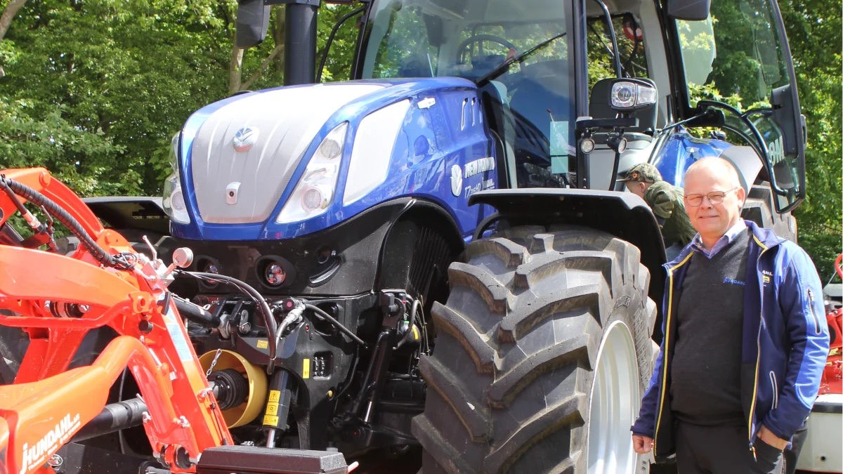 Udover alle dyrene i ringene havde man blandt andet også mulighed for at se på landbrugsmaskiner. Her kunne Søren Hundahl fra J. Hundahl blandt andet vise en skårlægger med bånd fra Kuhn frem sammen med den New Holland-model nye T7- 315 HD, der har fået en større kabine.