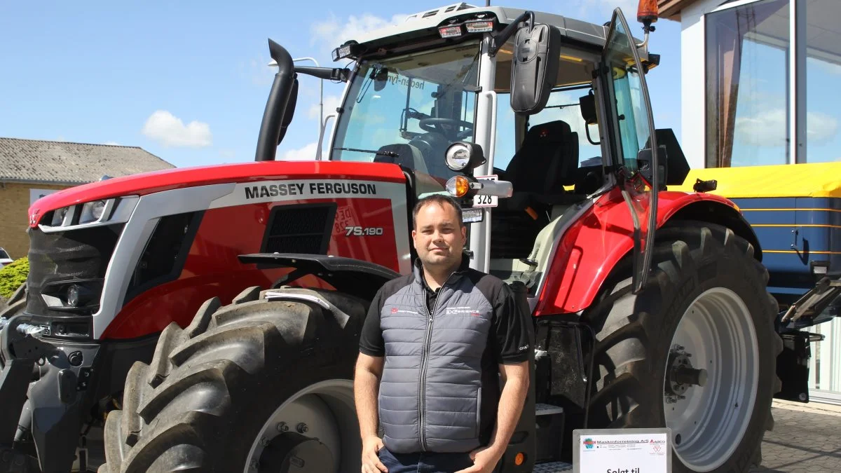 Produktchef Bo Moisen, Agco Danmark, der importerer Massey Ferguson, foran den nye model 7S.190. Fotos: Henriette Lemvig