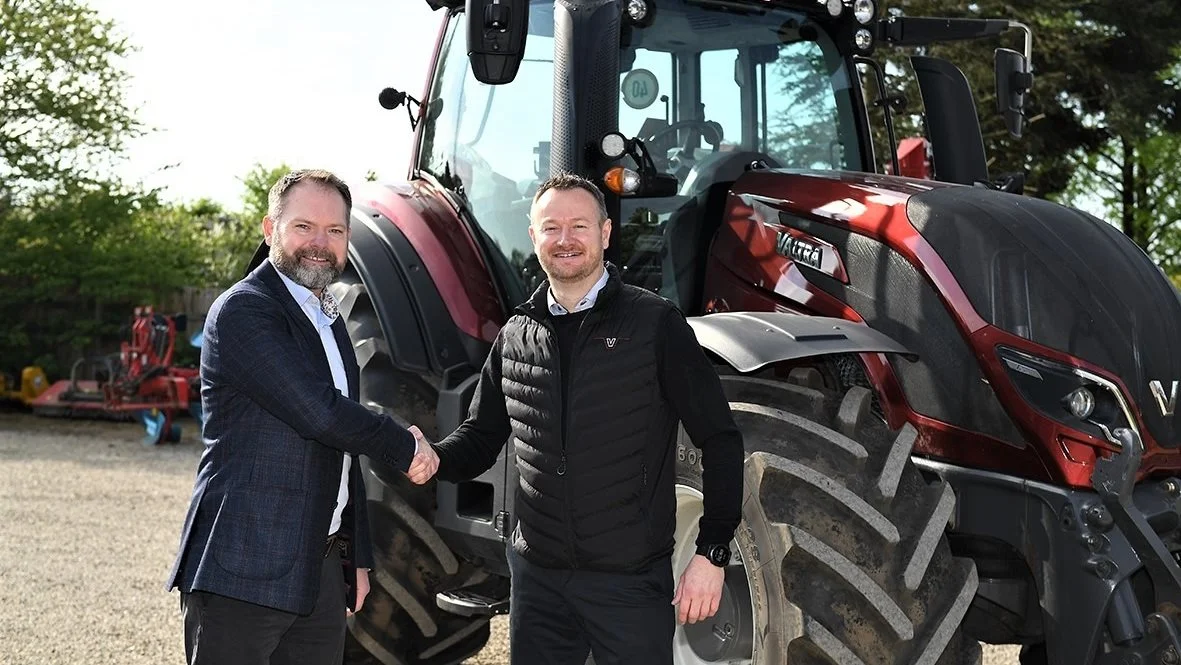Agromeks direktør, Claus Hermansen, tv., og Jimmi Ravnborg, Valtra, ser begge frem til, at der igen kommer Valtra-traktorer på Agromek. Foto: Wiegaarden.