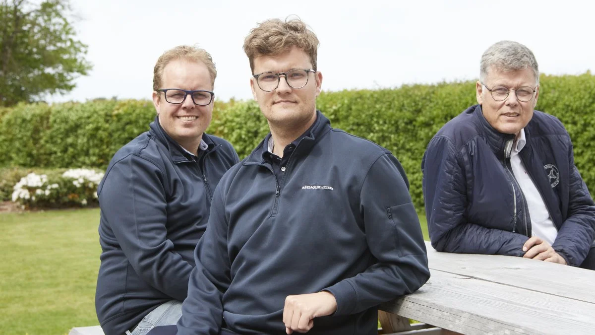 I forbindelse med afslutningen af endnu et godt regnskabsår med stort salg inden for alle importagenturerne bliver brødrene Allan (tv) og Jakob Helms med virkning fra 1. juni ligeværdige ejere af Helms TMT-Centret A/S i Lind med afdelinger i Ringsted og Brabrand. Deres far, Kristian Helms, træder dermed i baggrunden med afhændelse af sin sidste, mindre aktiepost. Fotos: Erik Hansen