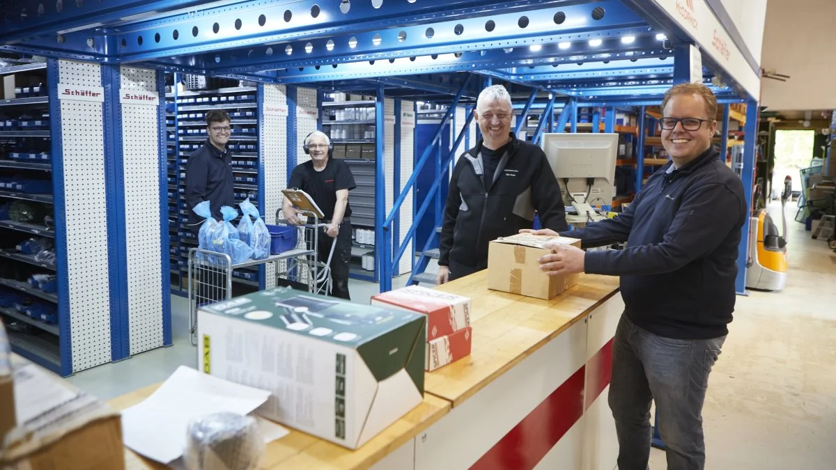 På reservedelslageret ses Jakob (tv.) og Allan Helms her sammen med to af de i alt 40 medarbejdere, Henning Fjord Olesen og Ole Hede.
