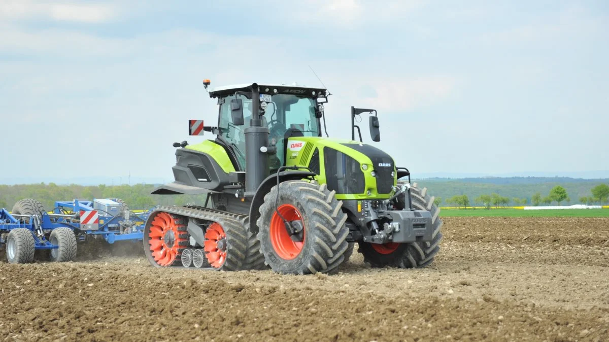 Claas tilbyder nu flere Terra Trac-bæltesporvidder. Udover nu nuværende bæltebredder på 635 mm og 735 mm lanceres nu et nyt bælte på kun 457 mm, men også et 890 mm (35 tommer) bælte fås også på Axion Terra Trac-traktorerne.