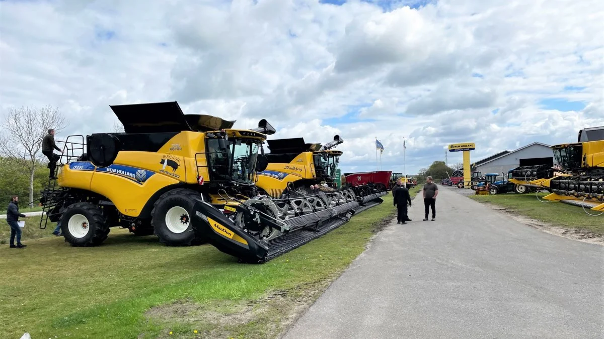 220 mejetærskerpiloter fra Danmark og Sverige har været på brugerkursus i blandt andet at optimere brugerens New Holland-mejetærsker. Udover maskinlæring undervises der også i telematic, som leveres på New Holland-traktorerne, mejetærskerne og finsnitterne. På billedet ses et MacDon-skærebord, som fra 2023 kan fabriksleveres på New Holland-tærskerne.