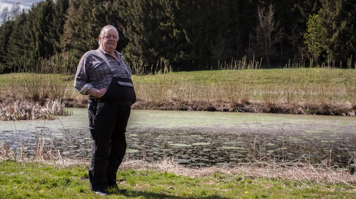 - Min tanke går på, at der kommer en eller anden naturplejelandmand, som har det lystbetonet. På et tidspunkt kommer der måske en med en stor tegnebog, som mangler en byggegrund. Det er sådan det går ude på landet. Der kommer nogle, som har kassen, og som så bygger et slot, siger Kurt Jørgensen om, hvordan han forestiller sig fremtiden for sin landbrugsejendom. Foto: Flemming Erhard