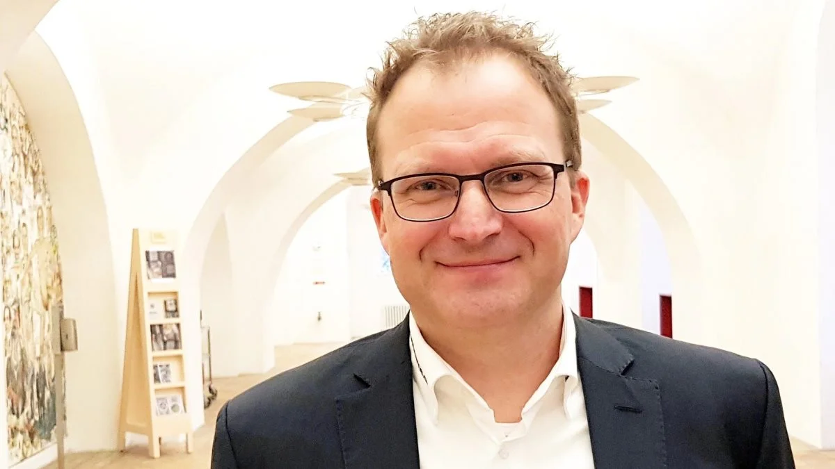 - Når der nu er en kritik fra kommissionen, så ville det give god mening, at der var flere midler til landdistriktsudvikling fra CAP’en, udover at man kunne bruge LEADER-principperne til at fordele penge fra andre EU-fonde, siger Steffen Damsgaard.
Foto: Lasse Ege Pedersen.
