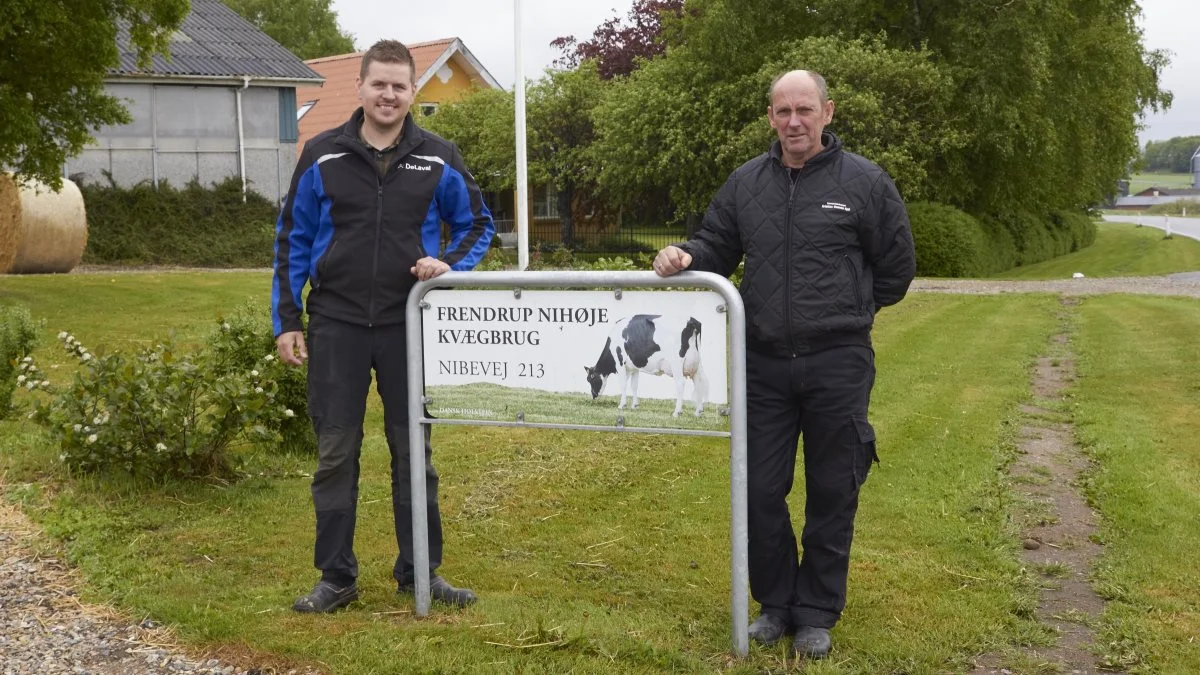 Torsdag den 9. juni er der åben stald på Frendrup Nihøje i Himmerland. Her ses mælkeproducent Rasmus Nielsen og direktør Karl Bisgaard fra Entreprenørfirmaet Kristian Hansen ApS, som har været totalentreprenør på byggeriet. Fotos: Tenna Bang