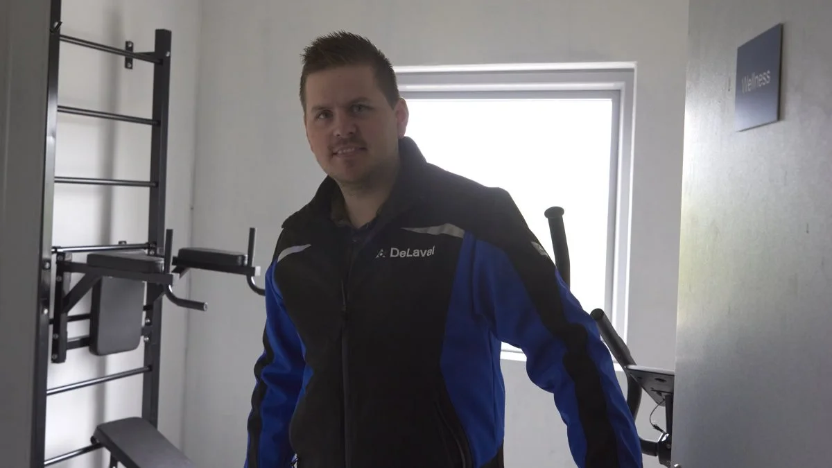 Lige ved siden af malkestalden er der et wellnessrum til de ansatte, som blandt andet er indrettet med træningsmaskiner.