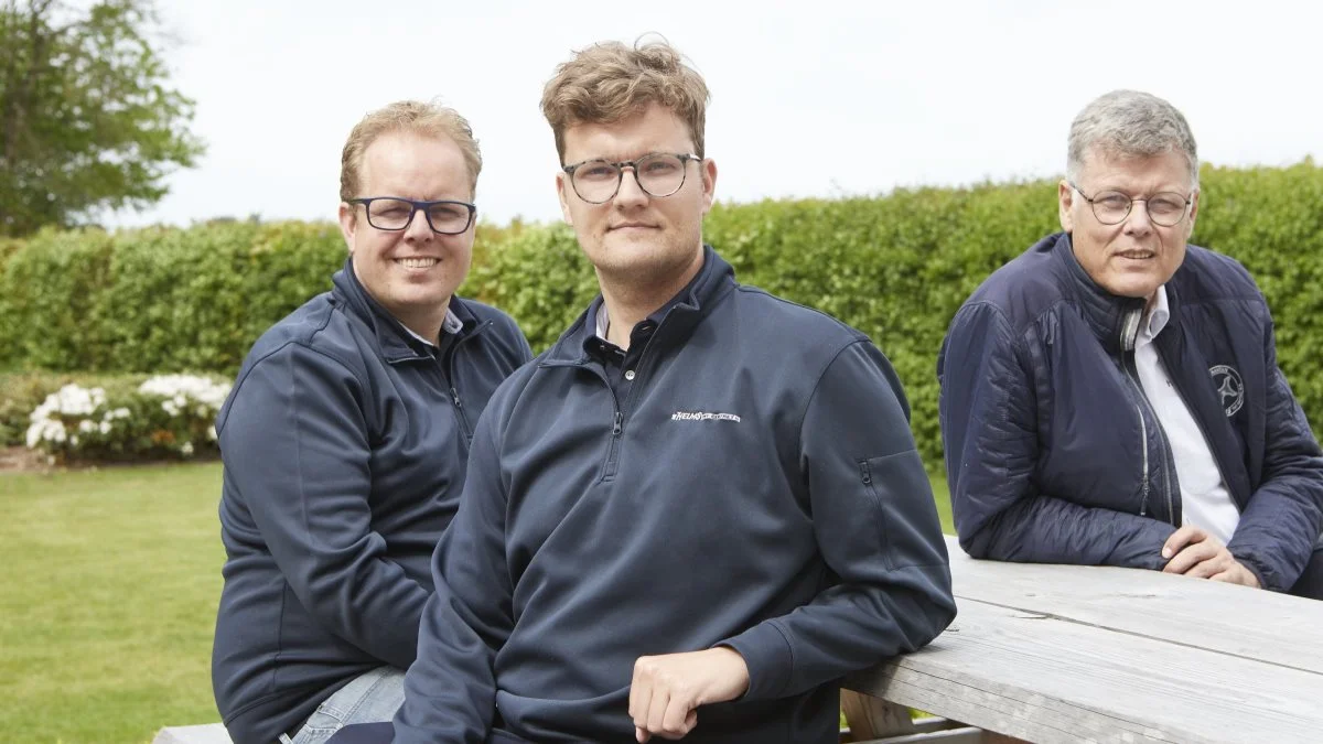 I forbindelse med afslutningen af endnu et godt regnskabsår med stort salg inden for alle importagenturerne bliver brødrene Allan (til venstre) og Jakob Helms med virkning fra 1. juni ligeværdige ejere af Helms TMT-Centret A/S i Lind med afdelinger i Ringsted og Brabrand. Deres far, Kristian Helms, træder dermed i baggrunden med afhændelse af sin sidste, mindre aktiepost. Foto: Erik Hansen
