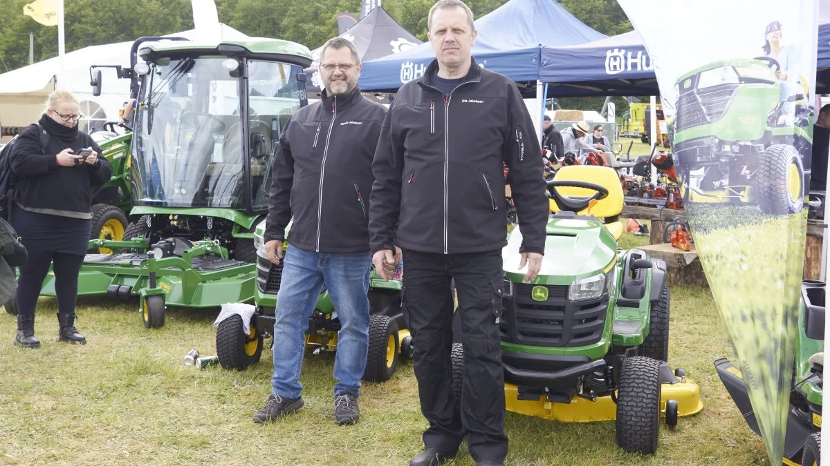 Der var i år flere udstillere i have-park kategorien. Blandt andet Henrik (tv.) og Ole Jakobsen, Auning Traktor & Maskinværksted.