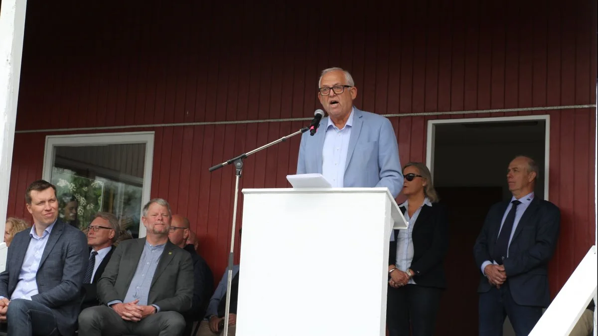 Povl Fritzner, formand for Roskilde Dyrskue, på talerstolen ved den officielle åbning. Søren Søndergaard, formand for Landbrug & Fødevarer, og Roskilde-borgmesteren Tomas Breddam (her på forreste række som nummer et og to fra venstre) var også på talerstolen. Foto: Jesper Hallgren