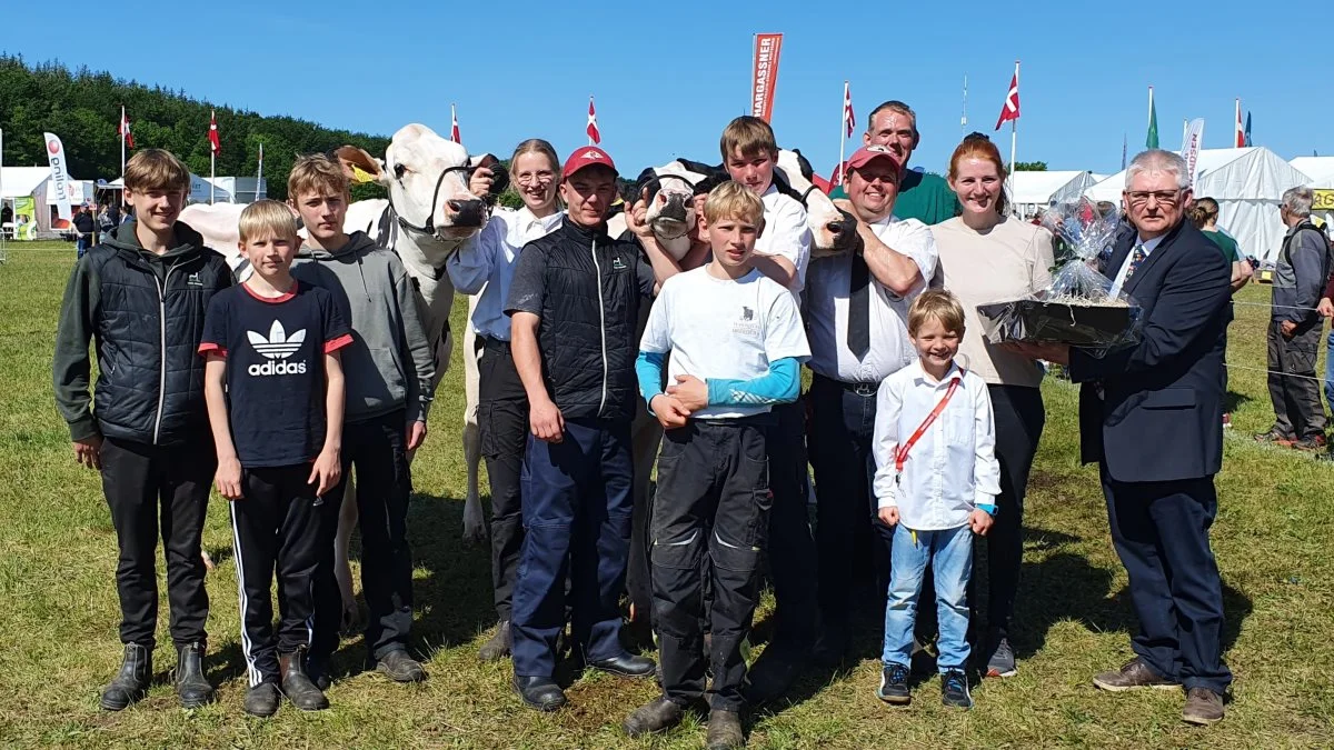 Det blev et særdeles godt skue for Niels Henrik Nørgaard, Fårup, som her ses med både familie og hjælpere som vinder af Gl. Estrup prisen.