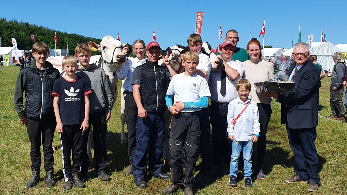 En af weekendens helt store vindere blev Niels Henrik Nørgaard, Fårup, som her netop har modtaget Gl. Estrup prisen. Foto: Viking Danmark