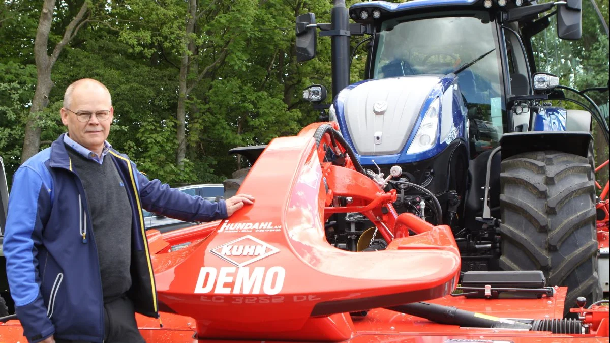 Søren Hundahl er spændt på at få den nye skårlægger ud at køre demo sammen med den nyeste model af New Holland-traktorer. Fotos: Line Brusgaard