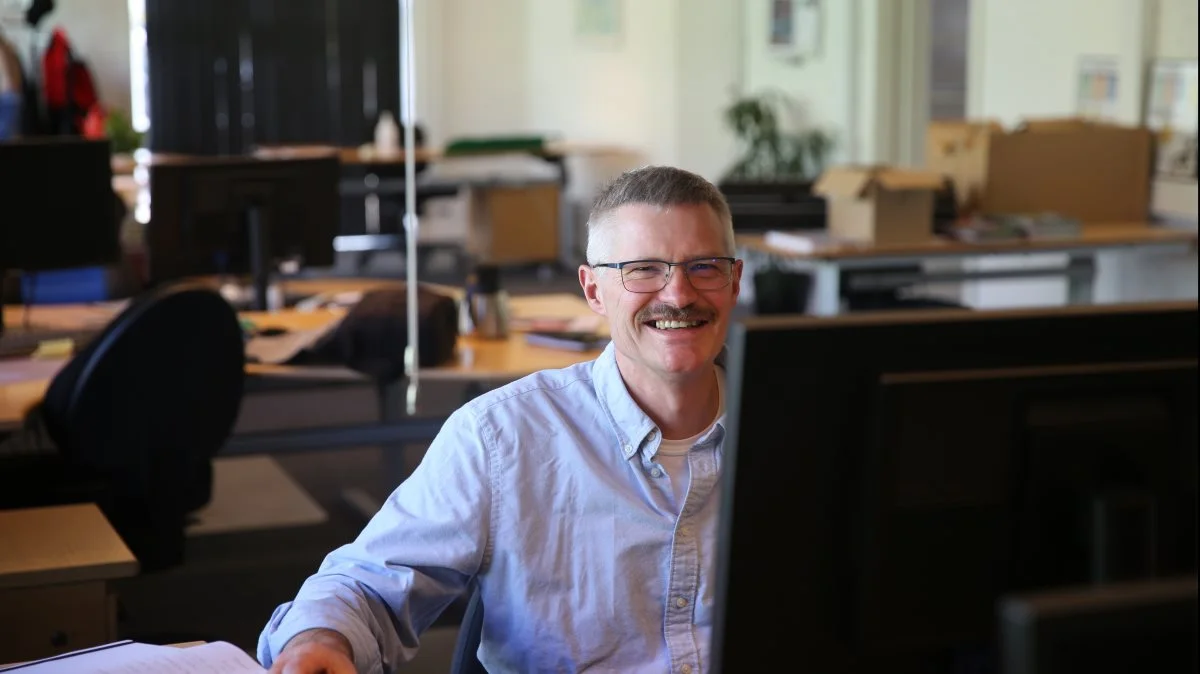 Oluf Bøgh er ansat som salgssupportassistent og kommer ind på kontoret i Aars 10 timer om ugen, hvor han har en fast plads og sine egne arbejdsopgaver. Fotos: DLG