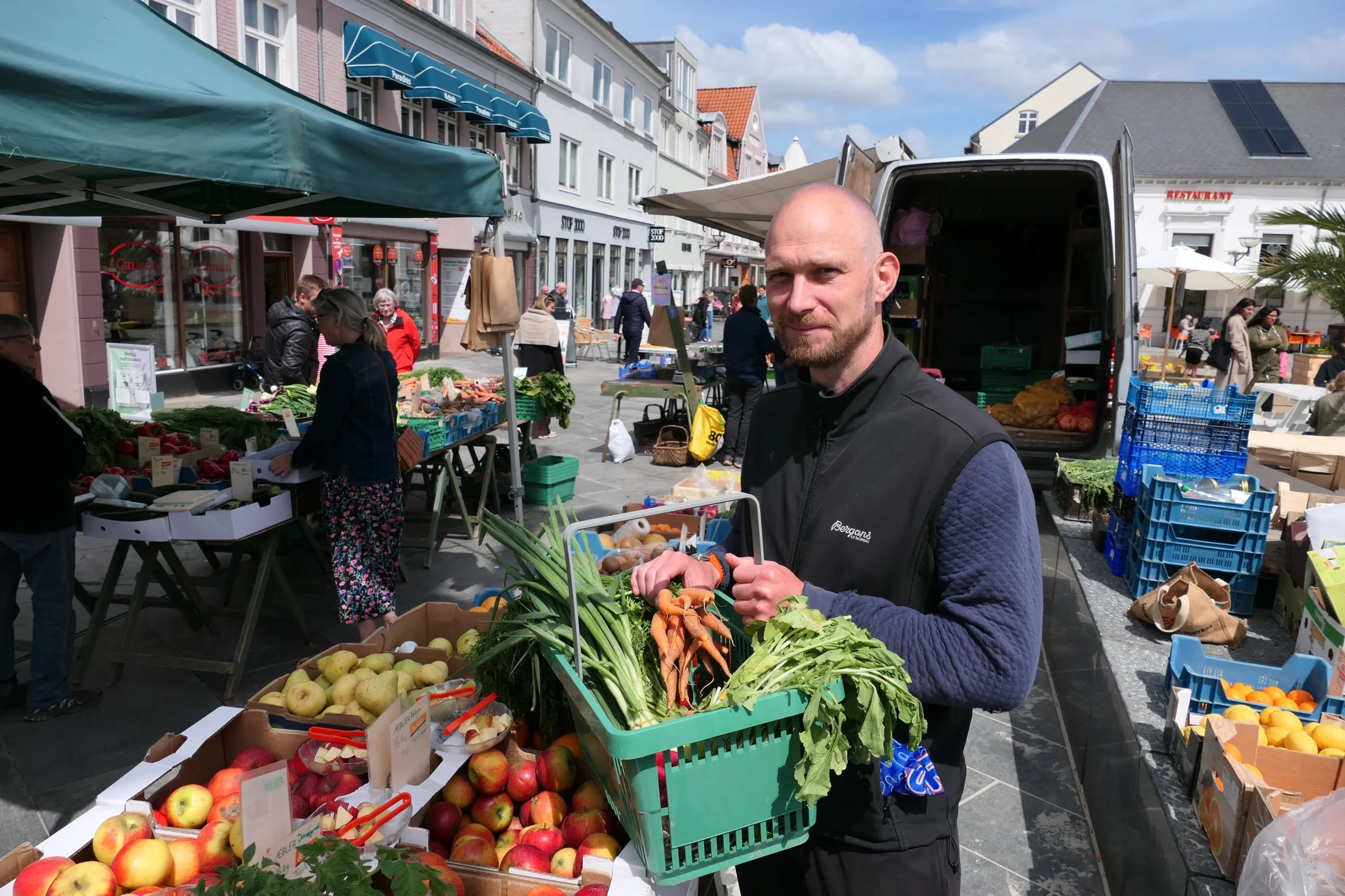 Andreas Scheffel er forstfuldmægtig i Naturstyrelsen og bor i landsbyen Skibet, vest for Vejle. Også han har egen have, hvor han dyrker nogle af familiens grøntsager og sender derfor varme blikke mod Gartneriet Rødmoses udplantningsplanter i torveboden.