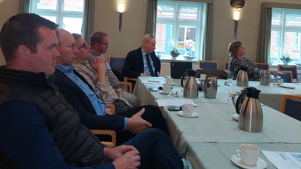 En mindre gruppe landmænd var mødt op til pressemødet hos Agerskovgruppen, der blev holdt på Agerskov Kro. Foto: John Ankersen