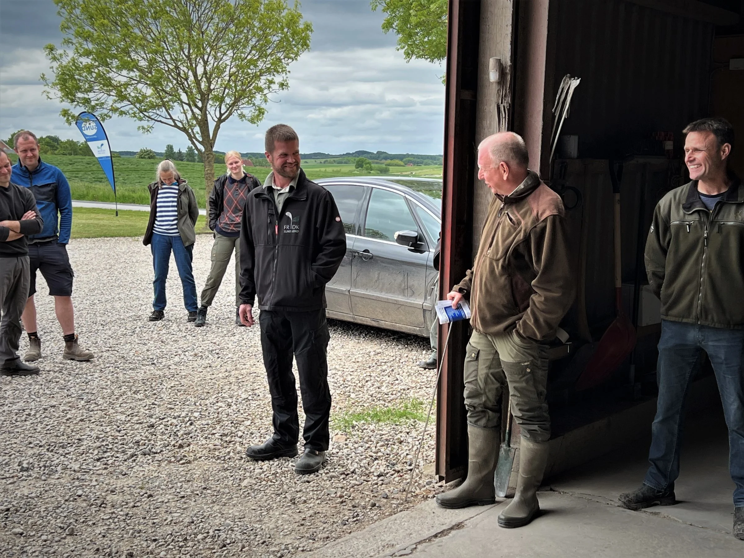 Martin Molbo og planteavlskonsulent Erik Sandal (midt i billedet) ledte cirka 50 deltagere gennem mandagens markbesøg på førstnævntes pløjefrie landbrug ved Vester Velling. Foto: Kasper Stougård 