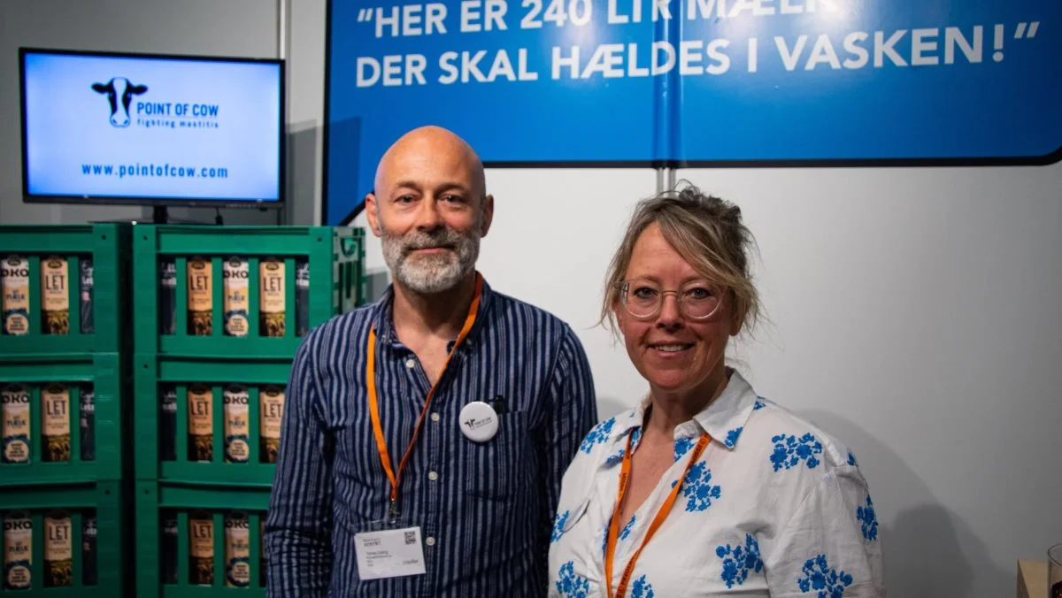 Hurtigtest fra Point of Cow kan spare hver anden behandling mod mastitis, fortæller Tomas Ussing fra Point of Cow. Han ses her med sin medhjælpende hustru Christina Widholm. Foto: Anne Wolfenberg
