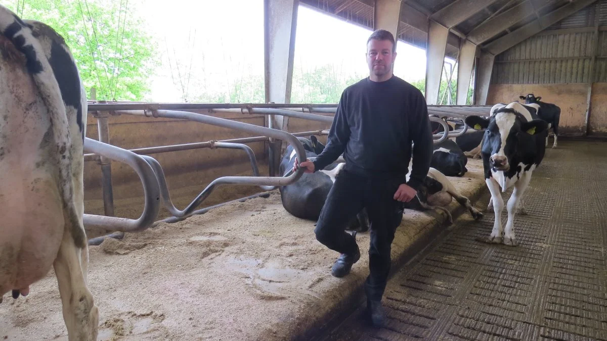 Henrik Hansen roser Rotor A/S for at montere CowTex-madrasserne meget grundigt. Først monteres selve måtterne, hvorefter den vævede topdug, der er coated med gummi på undersiden, lægges på.