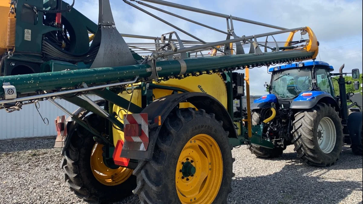 Danfoil har netop lanceret marksprøjten Silverglider, som er en helt ny bomkonstruktion med kraftige aluminiums-rørprofiler i stedet for wireophæng, der gør bommen både mere stiv og let.