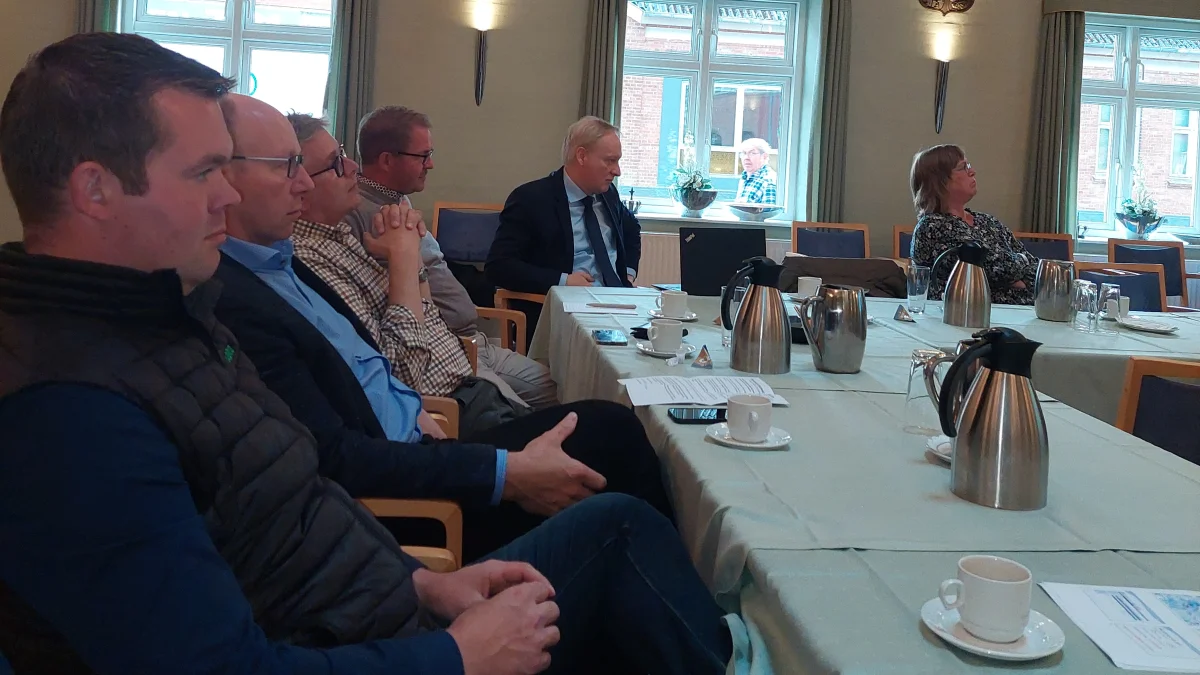 En mindre gruppe landmænd var mødt op til pressemødet hos Agerskovgruppen, der blev holdt på Agerskov Kro. Foto: John Ankersen