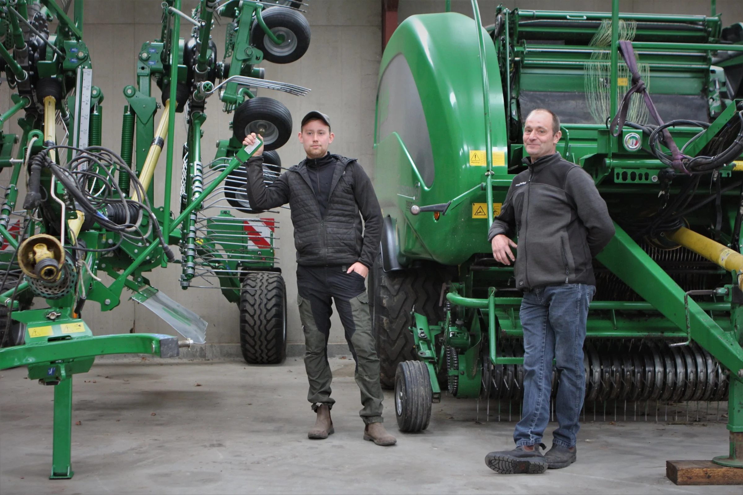 Lasse Steensen (til venstre) og produktspecialist Andreas Olsen fra Helms TMT-centret foran det grønne grej, som står for LM Wraps årlige produktion af cirka 3.500 baller wrap og hø. Foto: Kasper Stougård  