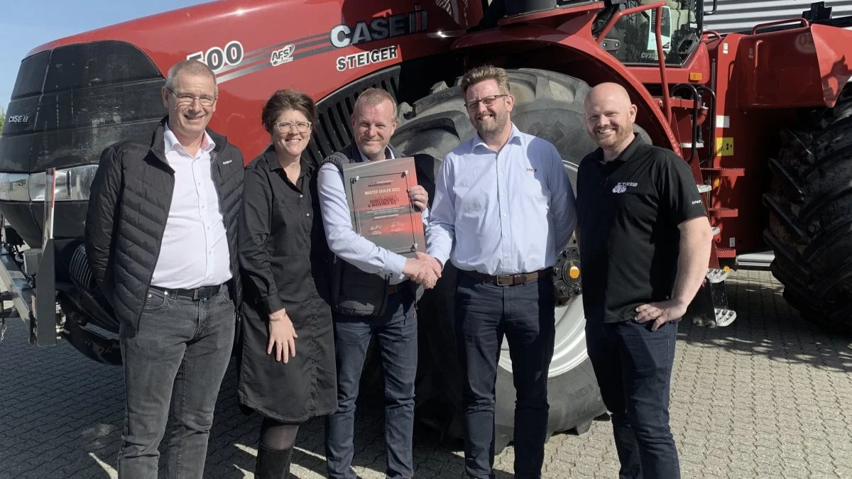 Christina og Jeppe Rasmussen, Yding Smedie & Maskiner, flankeret af Case IHs team. Service Zone Manager Per Pedersen , tv, Network Development Manager Lars Borg, th og distriktschef Rasmus Buhl, yderst til højre.