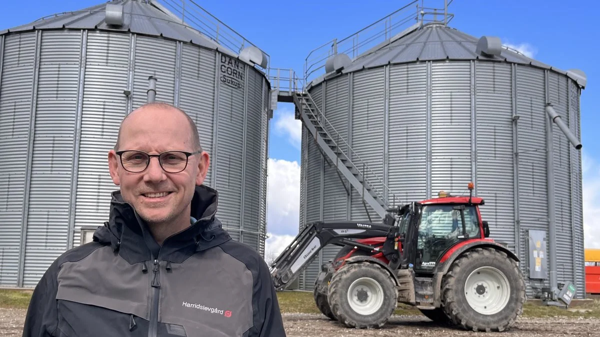Niels Tvedegaard driver 530 hektar økologisk planteavl på sin gård ved Randers. Fotos: Valtra