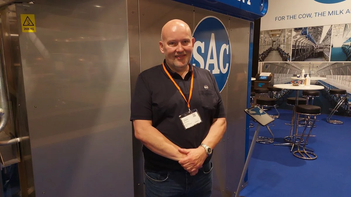 Salgsdirektør hos SAC, Claus Brinks, var glad for at præsentere den nye SAC Gemini malkerobot i forbindelse med NutriFair-messen i Fredericia. Foto: John Ankersen