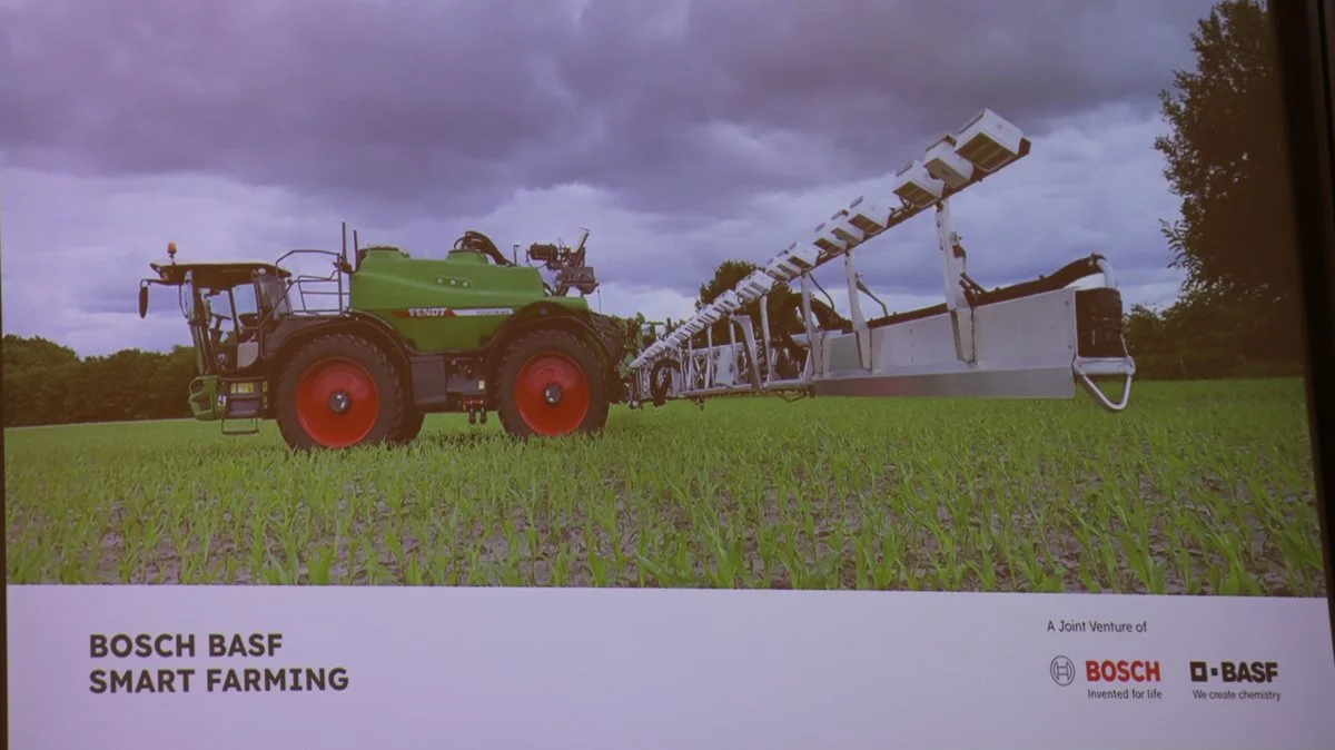 På mødet præsenterede BASF et nyt samarbejde med Bosch om en sprøjtebom med computere på række hen ad sprøjtebommen, så reaktionstiden er kraftig forkortet.